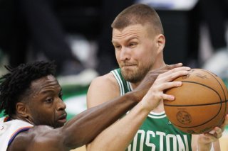 Une demi-finale de Conférence Est qui s'annonce bien douloureuse pour Kristaps Porzingis (à droite) et le Celtic. KEYSTONE/EPA/CJ GUNTHER
